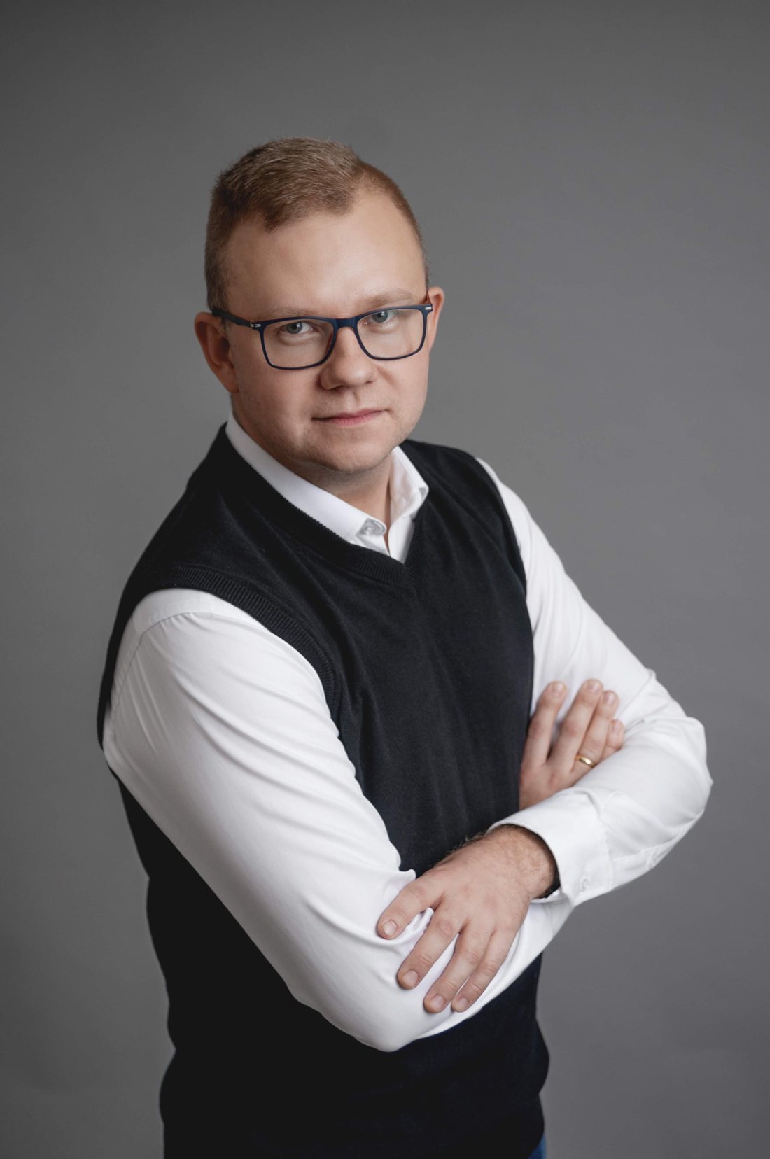 Portret Łukasza Kosińskiego w białej koszuli i ciemnej kamizelce